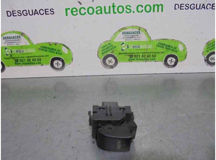 Recambio de mando elevalunas trasero derecho para toyota corolla (e12) 2.0 d-cat referencia OEM IAM 8481002041 