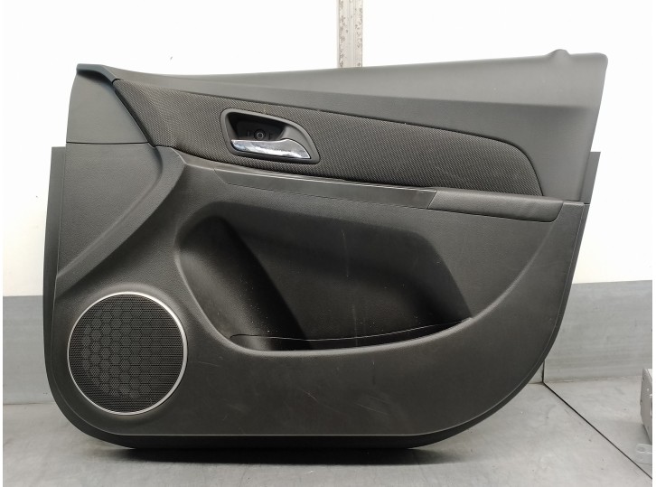 Recambio de guarnecido puerta delantera derecha para chevrolet cruze 1.6 cat referencia OEM IAM 95184278  5 PUERTAS