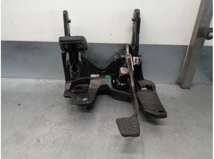 Replacement pedal set for Chevrolet Cruze 1.8 CAT OEM IAM reference 13331970 