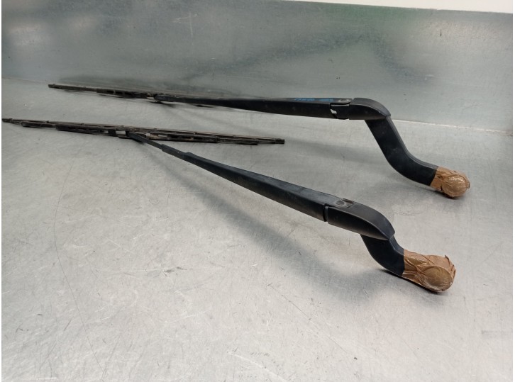 Recambio de brazo limpia delantero derecho para land rover discovery v6 td edition 60 yrs referencia OEM IAM   