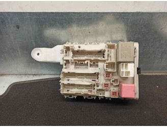 Recambio de caja reles / fusibles para toyota auris 2.0 d-4d cat referencia OEM IAM 8273002150A 