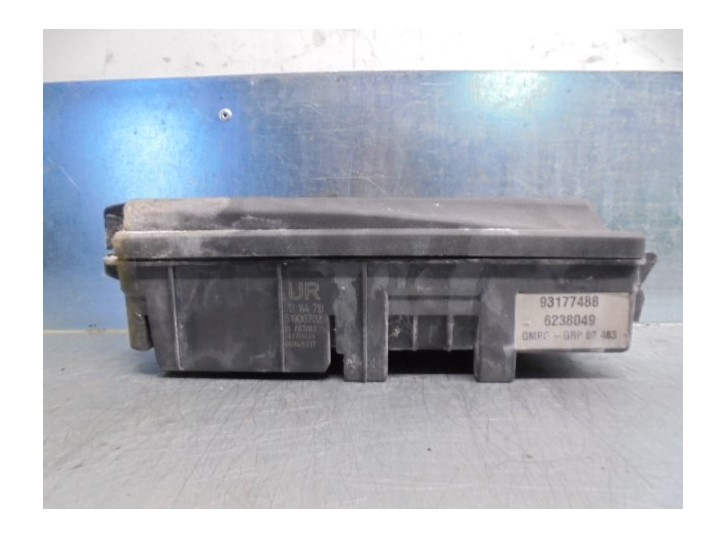 Recambio de caja reles / fusibles para opel vectra c berlina 3.2 v6 24v cat (z 32 se / la3) referencia OEM IAM 93177488 6238049 