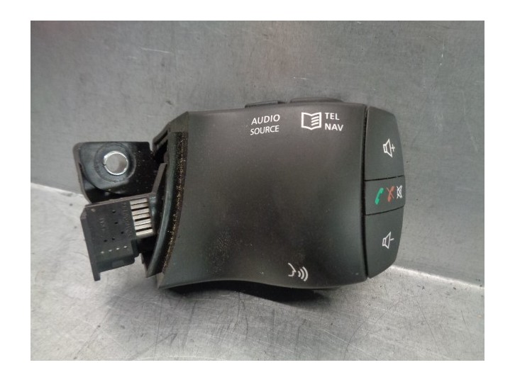 Recambio de mando radio volante para renault koleos bose edition referencia OEM IAM EN25550JY01B 