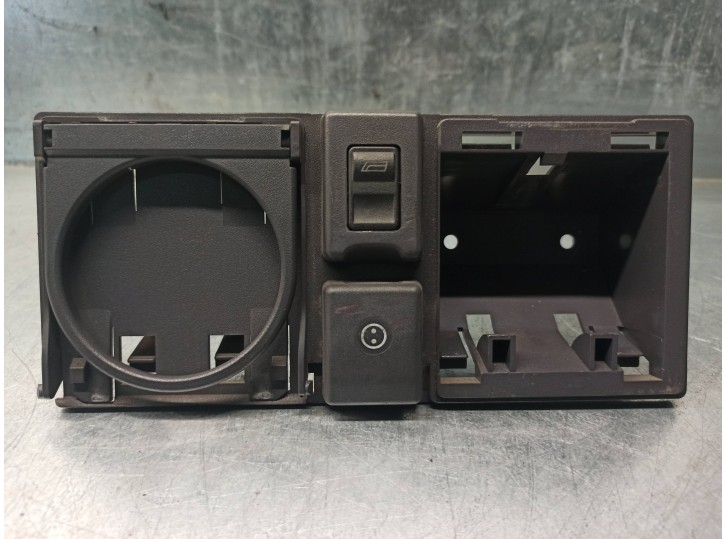 Replacement rear left window lift switch for Mercedes-Benz V-Class (W638) 2.3 Turbodiesel CAT OEM IAM reference A6388130