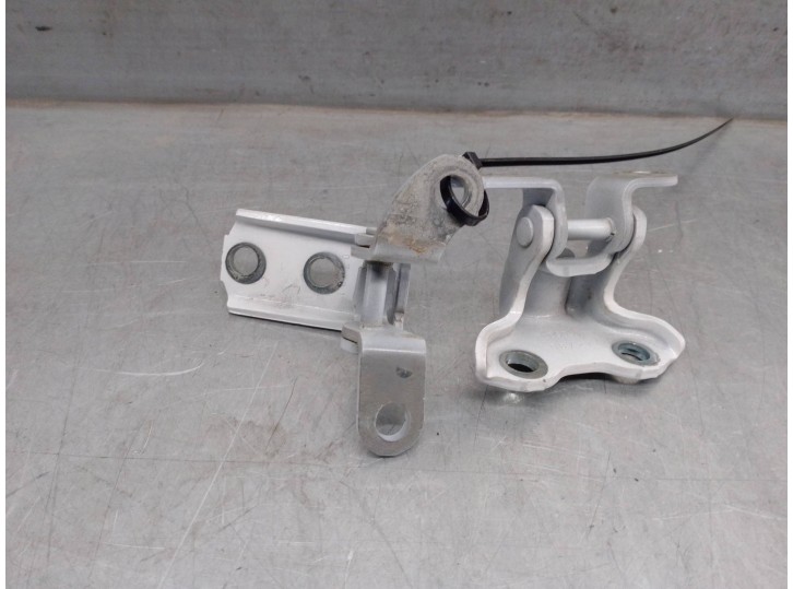 Recambio de bisagra porton para toyota yaris 1.5 16v cat referencia OEM IAM 688010D390  