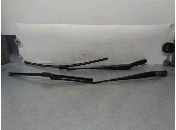 Replacement right front wiper arm for Volkswagen Jetta (1K2) 1.4 16V TSI OEM IAM reference 