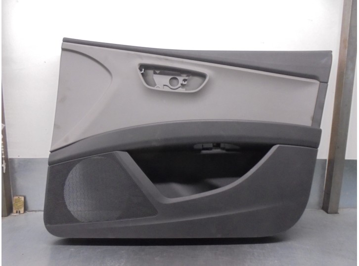 Replacement front right door trim panel for Seat Leon ST (5F8) 1.4 TGI bivalent. petrol / CNG OEM IAM reference 5F48