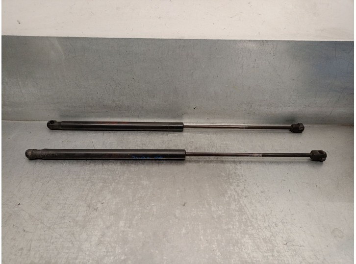 Replacement boot / tailgate shock absorbers for Kia Carens III MPV (UN) 2.0 CRDi 115 OEM IAM reference 817801D010 81770