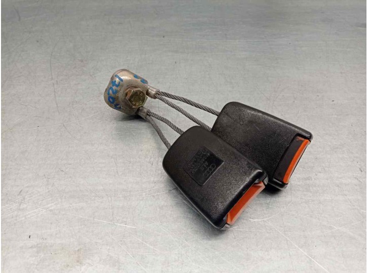 Recambio de enganche cinturon para audi 100 berlina (c4) 2.3 referencia OEM IAM 4A0857739A  4 PUERTAS