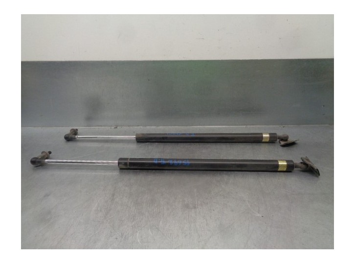 Replacement trunk / tailgate struts for Mitsubishi Grandis (NA0W) 2.4 Inform OEM IAM reference MN145656 MN145655 