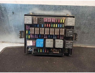 Recambio de caja reles / fusibles para ssangyong rodius 2.7 turbodiesel cat referencia OEM IAM 8234021010  