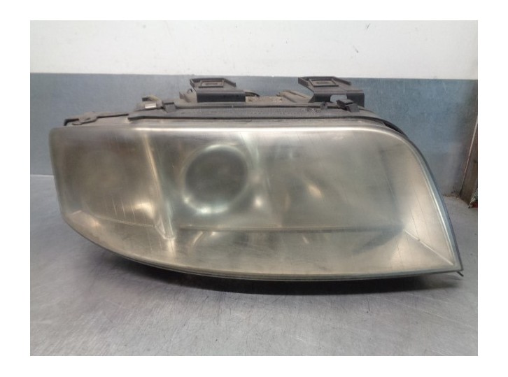 Replacement right headlight for Audi A6 Avant (4B5) 2.5 V6 24V TDI OEM IAM reference 4B0941030R 5DV00776071 
