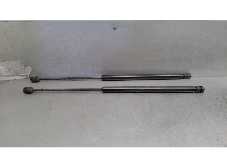 Replacement tailgate / boot lid struts for Nissan Almera (N16/E) 2.2 DCi diesel CAT OEM IAM reference 90450BM400 