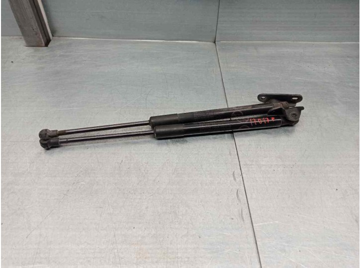 Replacement trunk / tailgate lift supports for Toyota Auris 1.2 16V Turbo CAT OEM IAM reference 6895002180 