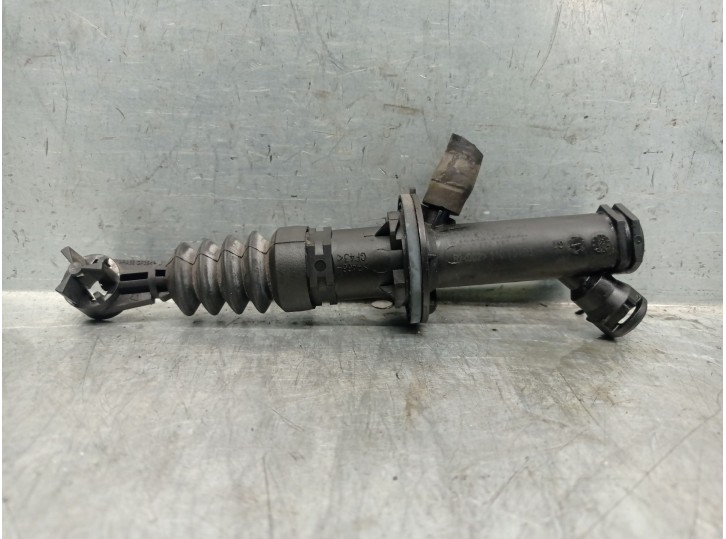 Recambio de bomba embrague para renault clio iii (br0/1, cr0/1) 1.2 16v (br0p, cr0p) referencia OEM IAM 8200436137 