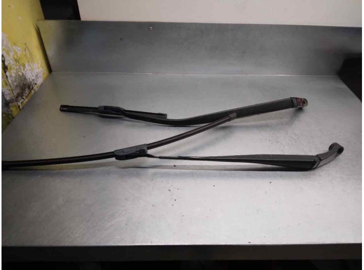 Recambio de brazo limpia delantero derecho para toyota auris 1.2 16v turbo cat referencia OEM IAM 8522102310 8521102300 