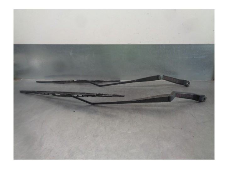 Recambio de brazo limpia delantero derecho para mg serie 800 (rs) 827 si referencia OEM IAM   