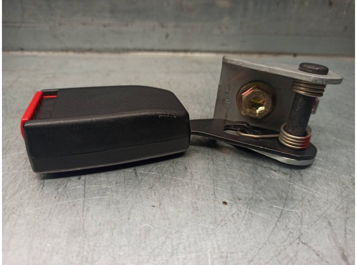 Recambio de enganche cinturon para saab 900 berlina 2.0 cat referencia OEM IAM   