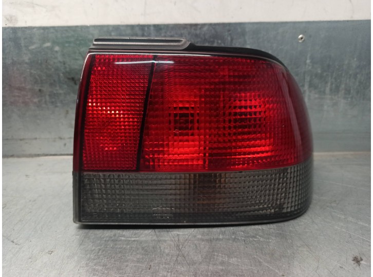 Recambio de piloto trasero derecho para saab 900 berlina 2.0 cat referencia OEM IAM 4468963 DE ALETA 5 PUERTAS