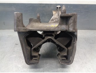 Replacement rear engine mount for Opel Vectra B sedan 1.6 16v OEM IAM reference 90497583 