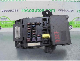 Recambio de caja reles / fusibles para toyota avensis monovolumen (t22) 2.0 turbodiesel cat referencia OEM IAM 8273005020 826410
