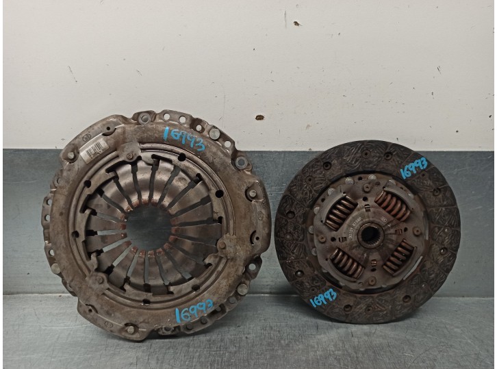Replacement clutch kit for Dacia Duster 1.5 DCi Diesel FAP CAT OEM IAM reference 8200527569 LUK