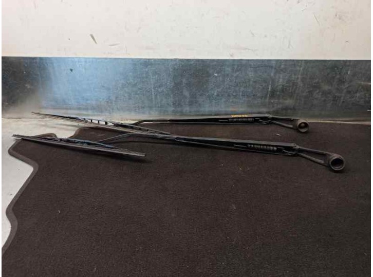 Replacement front right wiper arm for Kia Rio II (JB) 1.6 CVVT OEM IAM reference 