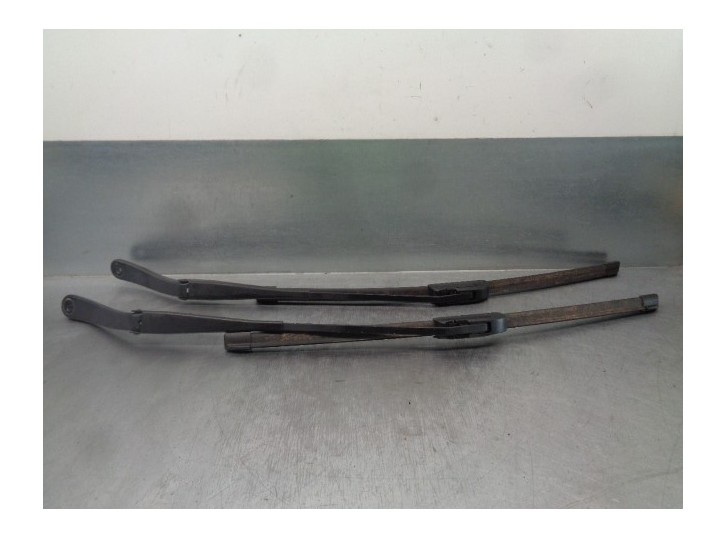 Recambio de brazo limpia delantero derecho para dacia duster ambiance 4x2 referencia OEM IAM 288861964R 288811027R 