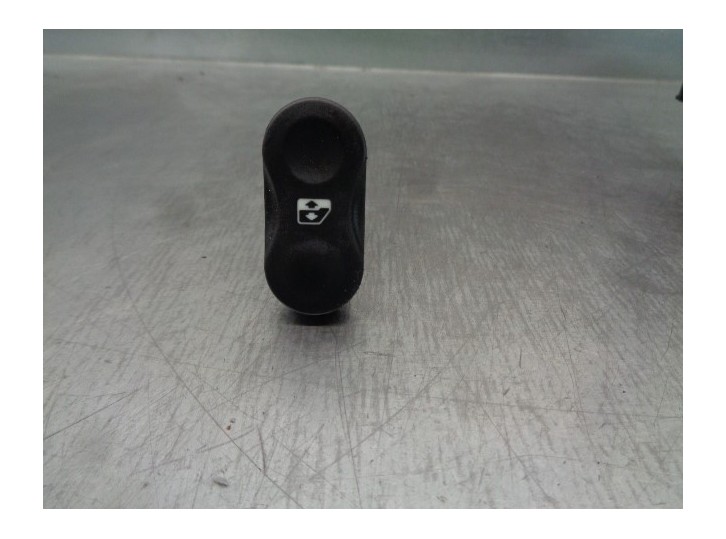 Recambio de mando elevalunas delantero derecho para dacia duster ambiance 4x2 referencia OEM IAM 8200602227 