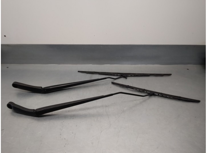 Recambio de brazo limpia delantero derecho para chrysler grand voyager lx referencia OEM IAM 68028438AA  