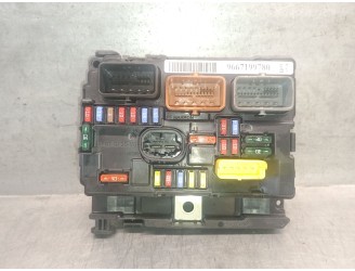 Recambio de caja reles / fusibles para citroën c3 ii 1.4 referencia OEM IAM 9667199780 VALEO