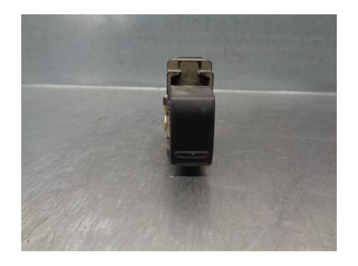 Replacement rear right window switch for Subaru Forester S11 (SG) 2.0 16V CAT OEM IAM reference 83071SA160 