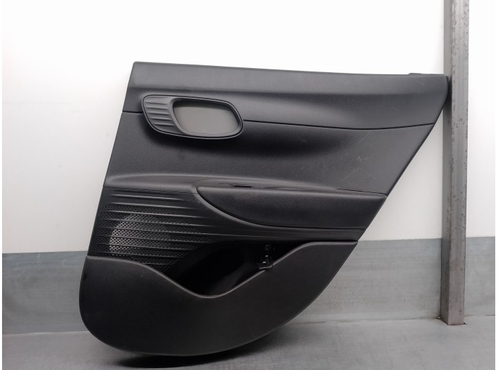 Recambio de guarnecido puerta trasera derecha para hyundai bayon referencia OEM IAM 83320Q0010NNB 5 PUERTAS