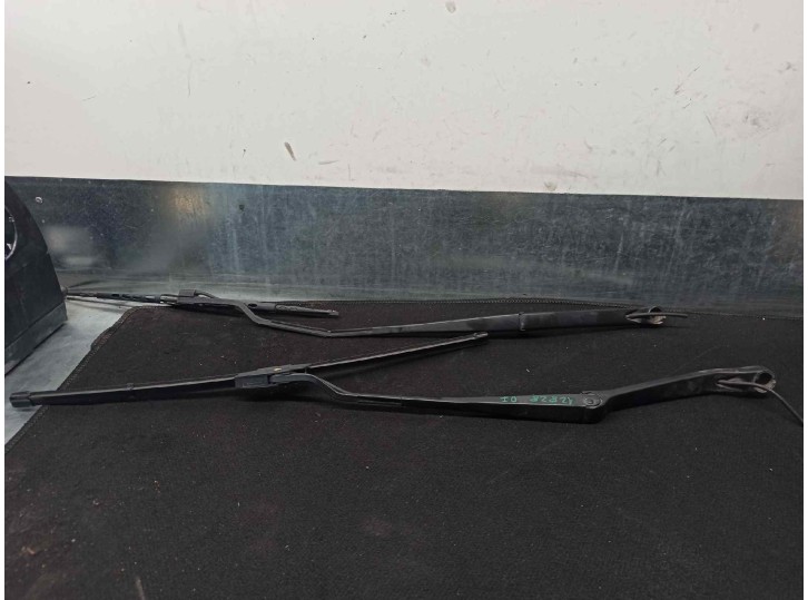 Replacement right front wiper arm for jaguar s-type 2.7 v6 diesel executive OEM IAM reference 166432AXX 