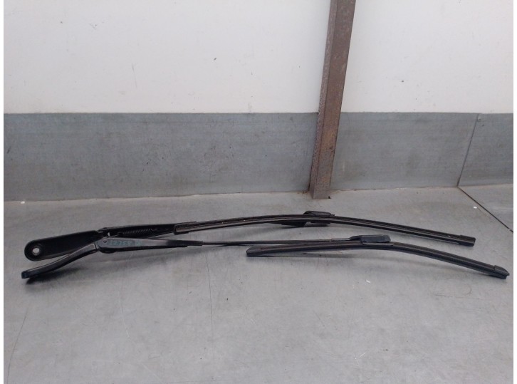 Replacement front right wiper arm for Volvo V60 I (155) D3 / D4 OEM IAM reference 30753505 30753504 