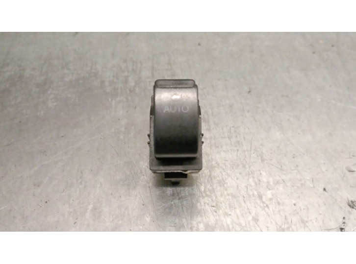 Recambio de mando elevalunas delantero derecho para toyota avensis berlina (t25) 2.0 turbodiesel cat referencia OEM IAM 84810050