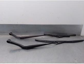 Recambio de brazo limpia delantero derecho para opel insignia berlina 1.6 cdti dpf referencia OEM IAM 13227399 13227398 