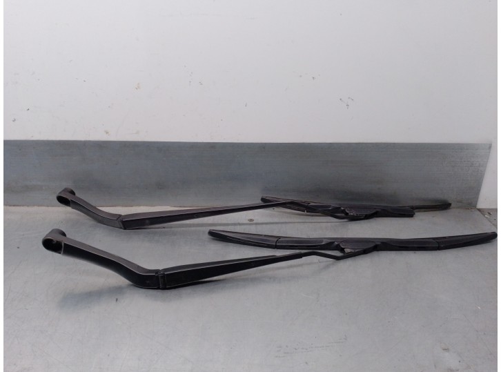 Recambio de brazo limpia delantero derecho para opel insignia berlina 1.6 cdti dpf referencia OEM IAM 13227399 13227398 