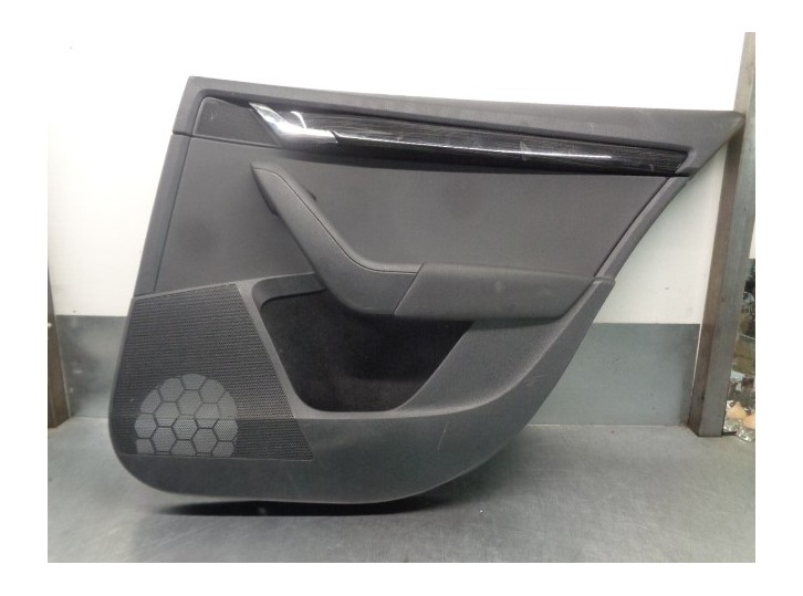 Recambio de guarnecido puerta trasera derecha para skoda octavia lim. (5e3) active referencia OEM IAM 5E5867212  