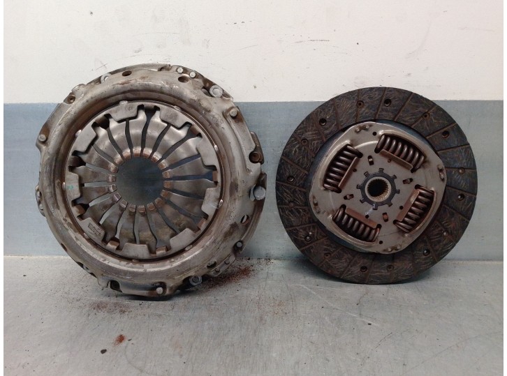 Recambio de kit embrague para dacia sandero ii 0.9 tce cat referencia OEM IAM 302053302R VALEO