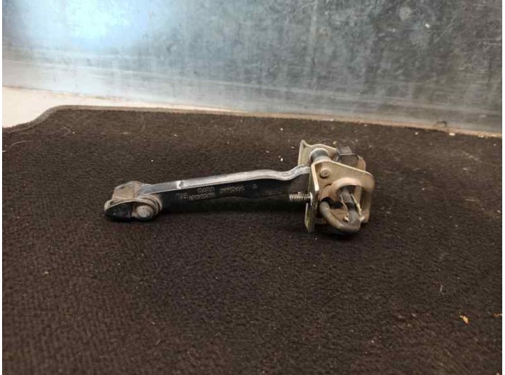 Recambio de retenedor puerta para volvo xc70 2.4 diesel cat referencia OEM IAM 8650061  