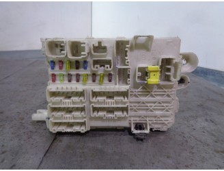 Recambio de caja reles / fusibles para toyota hilux (kun) 2.5 turbodiesel referencia OEM IAM 827300K060 