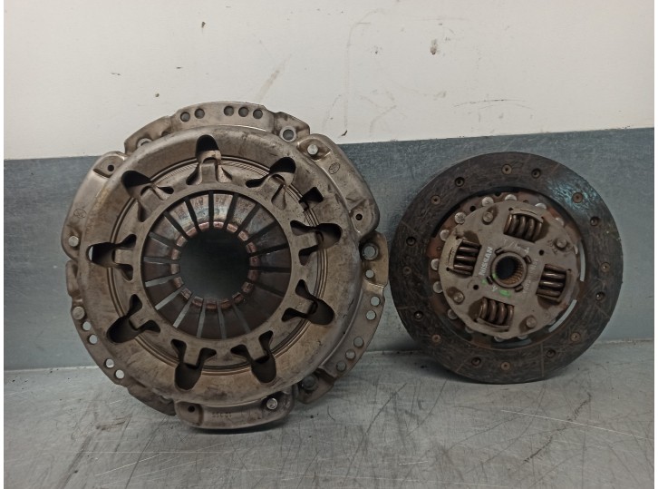 Replacement clutch kit for Volvo V50 estate 2.0 diesel cat OEM IAM reference 30750462 LUK