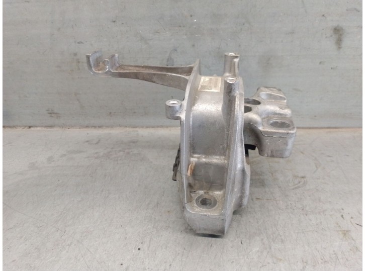 Replacement of right engine mount for Seat Leon ST (5F8) 1.4 TGI OEM IAM reference 5WA199262D 5WA199262D 