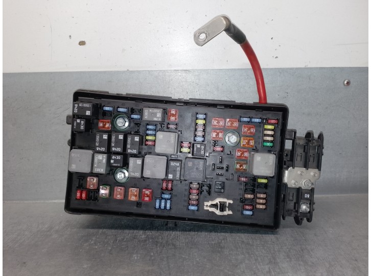 Recambio de caja reles / fusibles para opel insignia a (g09) 2.0 cdti 4x4 (68) referencia OEM IAM 13345494 13255300 GM