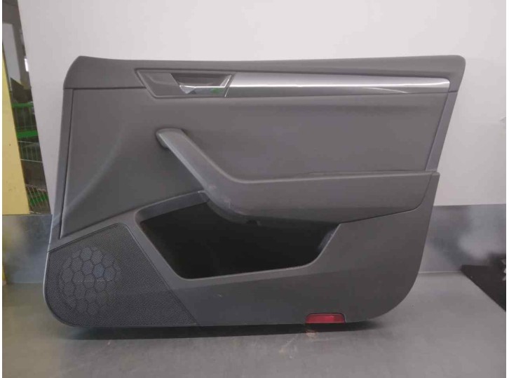 Recambio de guarnecido puerta delantera derecha para skoda superb (3v3) active referencia OEM IAM 3V1867012 3V1867014AD 5TAS
