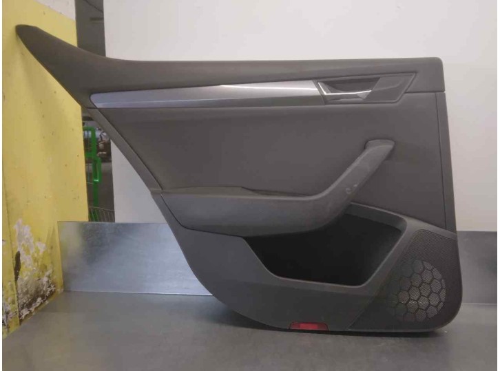 Recambio de guarnecido puerta trasera izquierda para skoda superb (3v3) active referencia OEM IAM 3V5867211  