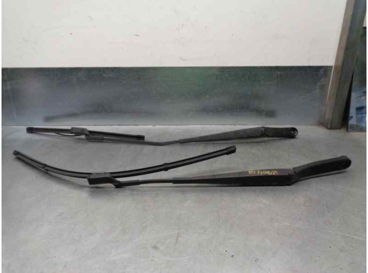 Recambio de brazo limpia delantero derecho para skoda fabia 1.4 tdi dpf referencia OEM IAM   