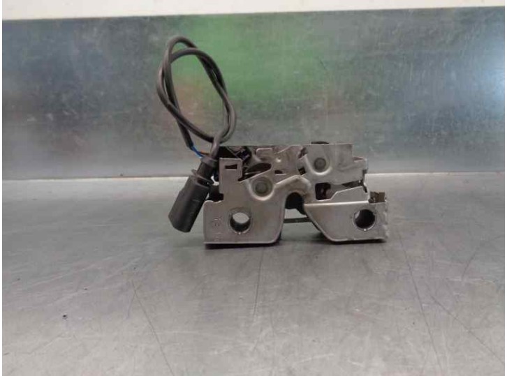 Recambio de cerradura capot para skoda fabia 1.4 tdi dpf referencia OEM IAM 6V0823509B  5 PUERTAS