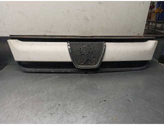 Replacement front grille for Peugeot Boxer closed box (RS3200)(330)(´02) 2.2 HDI CAT OEM IAM reference 1304703070 
